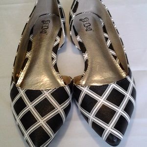 Black and White Flat Shoes for women!